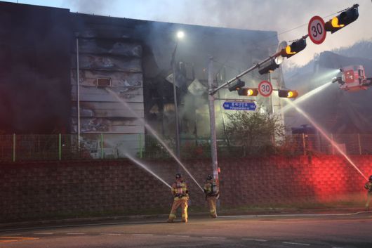 [천안=뉴시스] 박우경 기자= 25일 충남 천안풍세산업단지에서 불이나 소방대원이 진화하고 있다. 2025.4.25 spacedust1@newsis.com *재판매 및 DB 금지