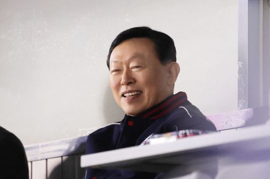 [서울=뉴시스] 롯데 구단주인 신동빈 회장이 25일 잠실구장을 방문해 2025 신한 쏠뱅크 KBO리그 롯데-두산 베어스전을 관람하고 있다. (사진=롯데 제공) 2025.04.25.  *재판매 및 DB 금지