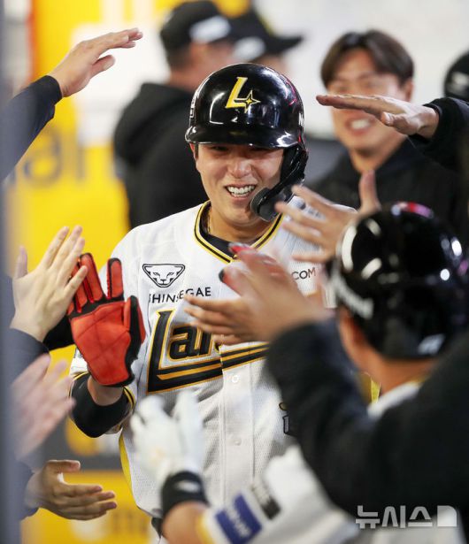 [서울=뉴시스] 프로야구 SSG 랜더스 조형우가 25일 인천 SSG랜더스필드에서 열린 2025 신한 쏠뱅크 KBO리그 키움 히어로즈와의 경기에서 결승 홈런을 친 뒤 동료들의 축하를 받고 있다. (사진=SSG 랜더스 제공) 2025.04.25.