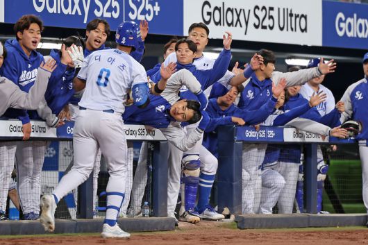 [서울=뉴시스] 프로야구 삼성 라이온즈 르윈 디아즈가 25일 대구 삼성라이온즈파크에서 열린 2025 신한 쏠뱅크 KBO리그 NC 다이노스와의 경기에서 홈런을 치고 동료들의 축하를 받고 있다. (사진=삼성 라이온즈 제공) 2025.04.25. *재판매 및 DB 금지