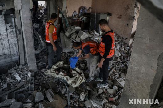 [가자시티=신화/뉴시스] 가자지구 가자시티에서 구조대원들이 4월 24일 이스라엘의 공습으로 파괴된 주거용 건물을 살펴보고 있다. 팔레스타인 민방위 당국은 가자지구 전역에서 26일의  이스라엘 공습으로 최소 34명의 팔레스타인인이 사망했다고 밝혔다. 2025.04.27.