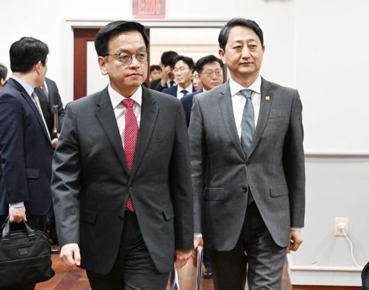 [서울=뉴시스] 최상목 부총리 겸 기획재정부 장관이 24일(현지 시간) 미국 워싱턴D.C. 주미대사관에서 안덕근 산업통상자원부 장관과 함께 한-미 2+2 통상협의(Trade Consultation) 관련 합동브리핑을 하기 위해 입장하고 있다. (사진=기획재정부 제공) 2025.04.25. photo@newsis.com *재판매 및 DB 금지