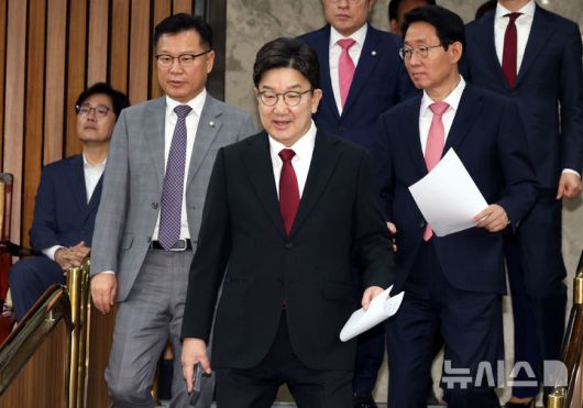 [서울=뉴시스] 조성봉 기자 = 권성동 국민의힘 원내대표가 25일 오전 서울 여의도 국회에서 열린 원내대책회의에 참석하고 있다. 왼쪽부터 이양수 사무총장, 권 원내대표, 김상훈 정책위의장. 2025.04.25. suncho21@newsis.com