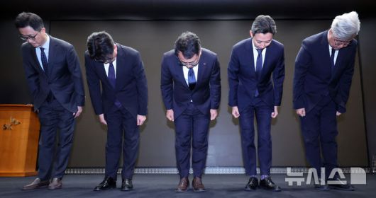 [서울=뉴시스] 김금보 기자 = 유영상(가운데) SK텔레콤 사장을 비롯한 임원들이 25일 오전 서울 중구 SK텔레콤 T타워에서 유심 해킹 피해 사태 관련 언론설명회를 열고 고개숙여 사과를 하고 있다. 2025.04.25. kgb@newsis.com