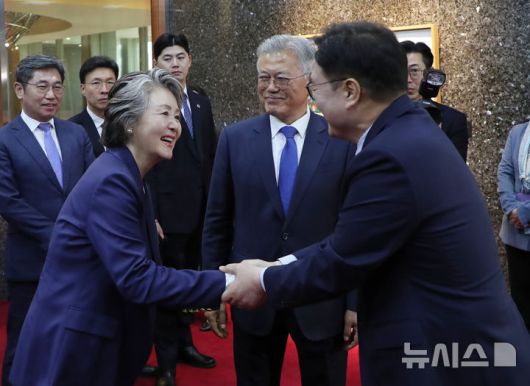 [서울=뉴시스] 국회사진기자단 = 문재인 전 대통령과 김정숙 여사가 25일 서울 여의도 국회 의장접견실 앞에서 우원식 국회의장 면담에 앞서 인사를 나누고 있다. 2025.04.25. photo@newsis.com