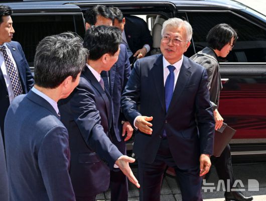 [서울=뉴시스] 국회사진기자단 = 문재인 전 대통령이 25일 국회에서 우원식 국회의장과 면담을 위해 들어서며 김민기 국회사무총장과 인사를 나누고 있다. 이날 문 전 대통령은 판문점선언 7주년 기념식 참석을 위해 퇴임 후 처음으로 국회를 방문했다.2025.04.25. photo@newsis.com