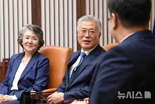 [서울=뉴시스] 국회사진기자단 = 4·27 판문점선언 7주년 기념식 참석차 국회를 방문한 문재인 전 대통령이 25일 오후 서울 여의도 국회에서 우원식 국회의장과 면담을 하고 있다.2025.04.25. photo@newsis.com