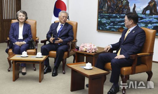 [서울=뉴시스] 국회사진기자단 = 우원식 국회의장이 25일 오후 서울 여의도 국회 의장실에서 4·27 판문점선언 7주년 기념식 참석차 국회를 방문한 문재인 전 대통령과 환담을 나누고 있다. 왼쪽은 김정숙 여사. 2025.04.25. photo@newsis.com