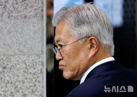 [서울=뉴시스] 조성봉 기자= 문재인 전 대통령 내외, 우원식 국회의장과 참석자들이 지난 25일 오후 서울 여의도 국회 도서관에서 열린 4.27 판문점선언 7주년 기념식에 참석하고 있다. (공동취재) 2025.04.27. photo@newsis.com