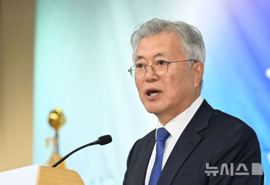 [서울=뉴시스] 권창회 기자 = 문재인 전 대통령이 지난 25일 서울 여의도 국회도서관에서 열린 4.27 판문점선언 7주년 기념식에서 기념사를 하고 있다. (공동취재) 2025.04.25. photo@newsis.com