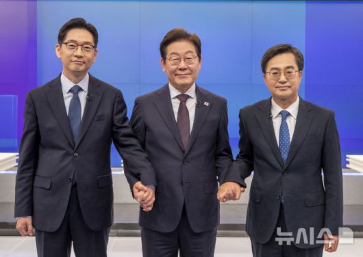 [서울=뉴시스] 국회사진기자단= 이재명(가운데), 김경수, 김동연(오른쪽) 더불어민주당 대선 경선 후보자들이 25일 서울 중구 티비조선 스튜디오에서 열린 민주당 경선 마지막 TV토론회 시작 전 기념촬영을 하고 있다. 2025.04.25. photo@newsis.com