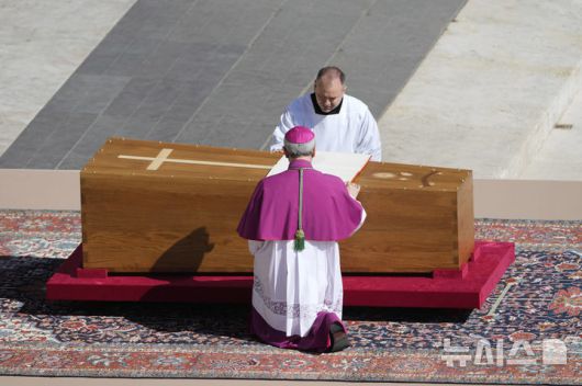 [바티칸=AP/뉴시스] 추기경단 단장 조반니 바티스타 레가 26일 오전(현지 시간) 바티칸 성 베드로 광장에서 프란치스코 교황의 장례식을 주례하고 있다. 2025.04.26.