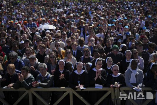 [바티칸=AP/뉴시스] 26일(현지 시간) 바티칸 성 베드로 광장에서 수녀들과 신자들이 프란치스코 교황의 장례 미사에 집중하고 있다. 2025.04.26.