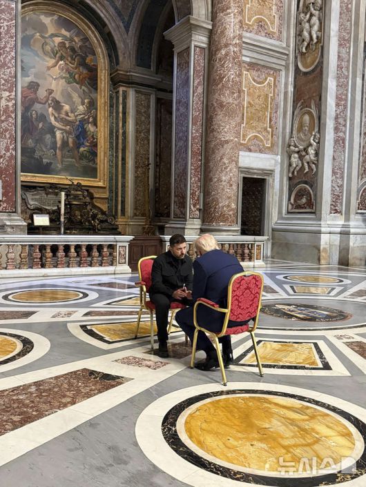 [바티칸시티=AP/뉴시스] 26일(현지 시간) 우크라이나 대통령실이 제공한 사진으로, 도널드 트럼프 미국 대통령(오른쪽)과 볼로디미르 젤렌스키 우크라이나 대통령이 프란치스코 교황 장례미사를 계기로 바티칸에서 회동하고 있다. 2025.04.26