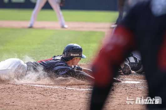 [서울=뉴시스] 프로야구 롯데 자이언츠 윤동희가 26일 서울 잠실구장에서 열린 2025 신한 쏠뱅크 KBO리그 두산 베어스와의 경기에서 6회초 홈스틸에 성공하고 있다. (사진=롯데 자이언츠 제공) 2025.04.26.