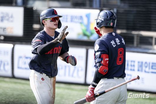 [서울=뉴시스] 프로야구 롯데 자이언츠 윤동희(왼쪽)가 26일 서울 잠실구장에서 열린 2025 신한 쏠뱅크 KBO리그 두산 베어스와의 경기에서 득점에 성공한 뒤 축하받고 있다. (사진=롯데 자이언츠 제공) 2025.04.26. *재판매 및 DB 금지