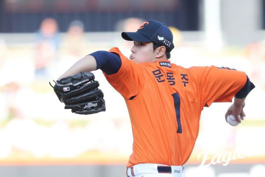 [서울=뉴시스] 프로야구 한화 이글스 문동주가 26일 대전 한화생명볼파크에서 열린 2025 신한 쏠뱅크 KBO리그 KT 위즈와의 경기에 선발 등판해 공을 던지고 있다. (사진=한화 이글스 제공) 2025.04.26.  *재판매 및 DB 금지