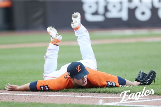 [서울=뉴시스] 프로야구 한화 이글스 문동주가 26일 대전 한화생명볼파크에서 열린 2025 신한 쏠뱅크 KBO리그 KT 위즈와의 경기에 선발 등판해 땅볼 타구를 처리하고 있다. (사진=한화 이글스 제공) 2025.04.26.  *재판매 및 DB 금지