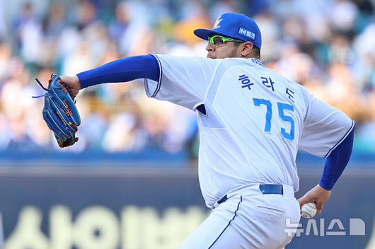 [서울=뉴시스] 프로야구 삼성 라이온즈 아리엘 후라도가 26일 대구 삼성라이온즈파크에서 열린 2025 신한 쏠뱅크 KBO리그 NC 다이노스와의 경기에 선발 등판해 공을 던지고 있다. (사진=삼성 라이온즈 제공) 2025.04.26.