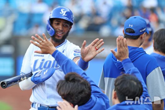 [서울=뉴시스] 프로야구 삼성 라이온즈 르윈 디아즈(왼쪽)가 26일 대구 삼성라이온즈파크에서 열린 2025 신한 쏠뱅크 KBO리그 NC 다이노스와의 경기 1회말 득점을 올린 뒤 동료들의 축하를 받고 있다. (사진=삼성 라이온즈 제공) 2025.04.26.