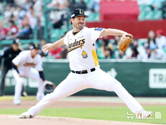 [서울=뉴시스] 프로야구 SSG 랜더스 드류 앤더슨이 26일 인천 SSG랜더스필드에서 열린 2025 신한 쏠뱅크 KBO리그 키움 히어로즈와의 경기에 선발 등판해 공을 던지고 있다. (사진=SSG 랜더스 제공) 2025.04.26.