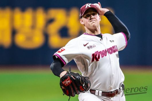 [서울=뉴시스] 프로야구 키움 히어로즈 케니 로젠버그가 20일 서울 고척스카이돔에서 열린 2025 신한 쏠뱅크 KBO리그 KT 위즈와의 경기에 선발 등판해 공을 던지고 있다. (사진=키움 히어로즈 제공) 2025.04.20. *재판매 및 DB 금지