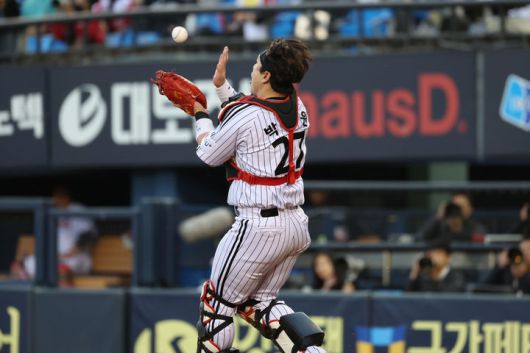 [서울=뉴시스] 프로야구 LG 트윈스 박동원이 지난 24일 서울 잠실구장에서 열린 NC 다이노스와의 경기에서 뜬공을 처리하고 있다. (사진=LG 트윈스 제공) 2025.04.24. *재판매 및 DB 금지
