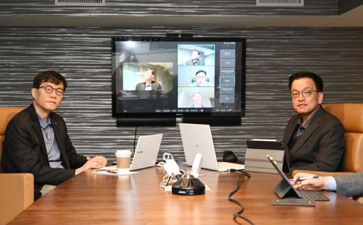 한미 통상협의와 주요 20개국(G20) 재무장관회의 및 국제통화금융위원회(IMFC)' 참석을 위해 미국 워성턴D.C.를 방문중인 최상목 부총리 겸 기획재정부 장관(오른쪽)은 26일(현지시간) 이창용 한국은행 총재와 함께 화상으로 거시경제금융현안간담회를 열었다.(사진 : 기재부 제공) 2025.4.26. *재판매 및 DB 금지