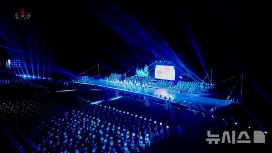 [서울=뉴시스] 북한의 5,000t급 신형다목적구축함 '최현호' 진수식이 지난 25일 북한 김정은 국무위원장과 딸 주애가 참석한 가운데 남포조선소에서 진행됐다고 조선중앙TV가 26일 보도했다. (사진=조선중앙TV 캡쳐) 2025.04.26. photo@newsis.com