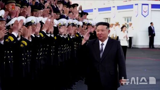 [서울=뉴시스] 북한의 5,000t급 신형다목적구축함 '최현호' 진수식이 지난 25일 북한 김정은 국무위원장과 딸 주애가 참석한 가운데 남포조선소에서 진행됐다고 조선중앙TV가 26일 보도했다. (사진=조선중앙TV 캡쳐) 2025.04.26. photo@newsis.com