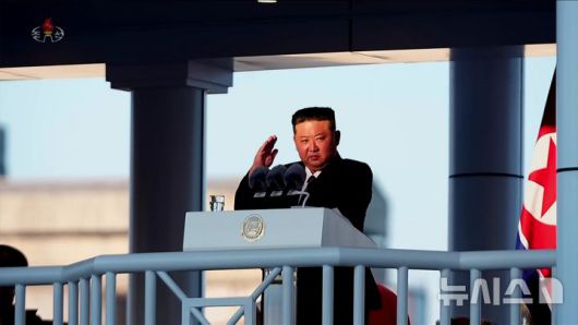 [서울=뉴시스] 북한의 5,000t급 신형다목적구축함 '최현호' 진수식이 지난 25일 북한 김정은 국무위원장과 딸 주애가 참석한 가운데 남포조선소에서 진행됐다고 조선중앙TV가 26일 보도했다. (사진=조선중앙TV 캡쳐) 2025.04.26. photo@newsis.com