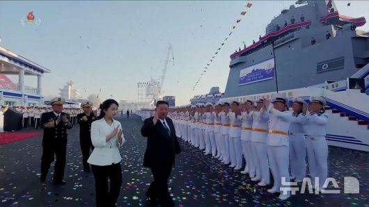 [서울=뉴시스] 북한의 5,000t급 신형다목적구축함 '최현호' 진수식이 지난 25일 북한 김정은 국무위원장과 딸 주애가 참석한 가운데 남포조선소에서 진행됐다고 조선중앙TV가 26일 보도했다. (사진=조선중앙TV 캡쳐) 2025.04.26. photo@newsis.com