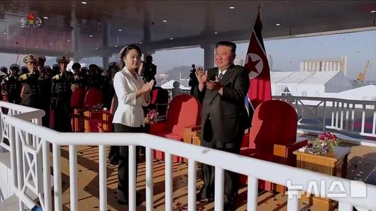 [서울=뉴시스] 북한의 5,000t급 신형다목적구축함 '최현호' 진수식이 지난 25일 북한 김정은 국무위원장과 딸 주애가 참석한 가운데 남포조선소에서 진행됐다고 조선중앙TV가 26일 보도했다. (사진=조선중앙TV 캡쳐) 2025.04.26. photo@newsis.com