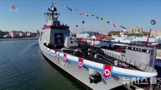 [서울=뉴시스] 북한의 5,000t급 신형다목적구축함 '최현호' 진수식이 지난 25일 북한 김정은 국무위원장과 딸 주애가 참석한 가운데 남포조선소에서 진행됐다고 조선중앙TV가 26일 보도했다. (사진=조선중앙TV 캡쳐) 2025.04.26. photo@newsis.com