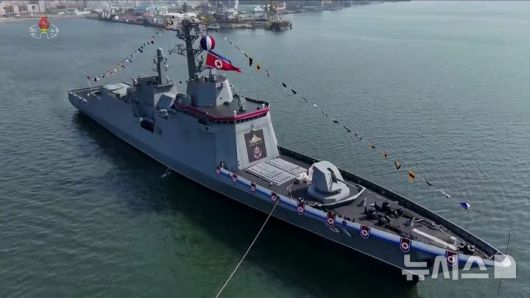 [서울=뉴시스] 북한의 5,000t급 신형다목적구축함 '최현호' 진수식이 지난 25일 북한 김정은 국무위원장과 딸 주애가 참석한 가운데 남포조선소에서 진행됐다고 조선중앙TV가 26일 보도했다. (사진=조선중앙TV 캡쳐) 2025.04.26. photo@newsis.com