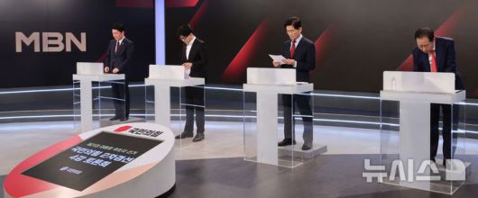 [서울=뉴시스] 국회사진기자단 = 26일 서울 중구 매경미디어센터에서 열린 국민의힘 대통령 선거 제2차 경선 후보자 토론회에서 후보들이 토론에 앞서 자료를 살펴보고 있다. 왼쪽부터 안철수, 한동훈, 김문수, 홍준표 후보. 2025.04.26. photo@newsis.com