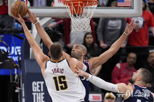 [잉글우드=AP/뉴시스] 덴버 너기츠의 니콜라 요키치가 27일(한국 시간) 미국 캘리포니아주 잉글우드의 인튜이트 돔에서 열린 LA 클리퍼스와의 2024~2025 미국프로농구(NBA) 플레이오프(PO) 1라운드 4차전에서 골밑슛을 시도하고 있다. 2025.04.27