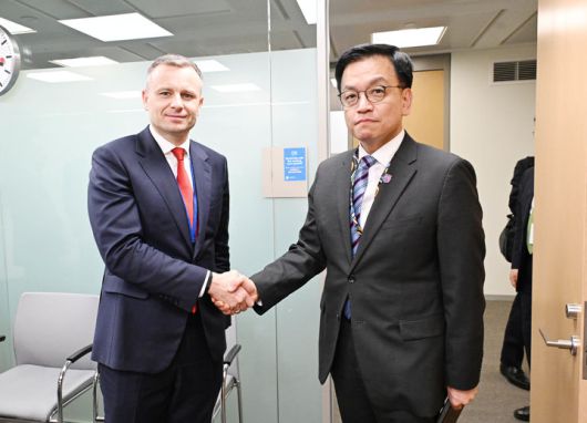 한-미 통상협의와 주요 20개국(G20) 재무장관회의 및 국제통화금융위원회(IMFC)' 참석차 미국 워성턴D.C.를 방문중인 최상목 부총리 겸 기획재정부 장관(오른쪽)이 25일(현지시간) 국제통화기금(IMF)에서 세르히 마르첸코 우크라이나 재무장관을 만나 기념촬영을 하고 있다.(사진 : 기재부 제공) 2025.4.27. *재판매 및 DB 금지