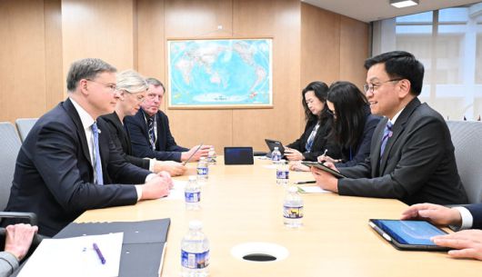 한-미 통상협의와 주요 20개국(G20) 재무장관회의 및 국제통화금융위원회(IMFC)' 참석차 미국 워성턴D.C.를 방문중인 최상목 부총리 겸 기획재정부 장관이 25일(현지시간) 국제통화기금(IMF)에서 발디스 돔브로스키스 EU 집행위원과 면담하고 있다.(사진 : 기재부 제공) 2025.4.27. *재판매 및 DB 금지