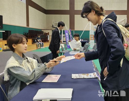[고양=뉴시스] 송주현 기자 = 27일 경기 고양시 어울림누리 체육관에서 개최되고 있는 '고양시 보드게임 가족 한마음 대축제'에서 '국악트롯요정' 김다현이 팬에게 사인을 해 주고 있다. 2025.04.27 atia@newsis.com