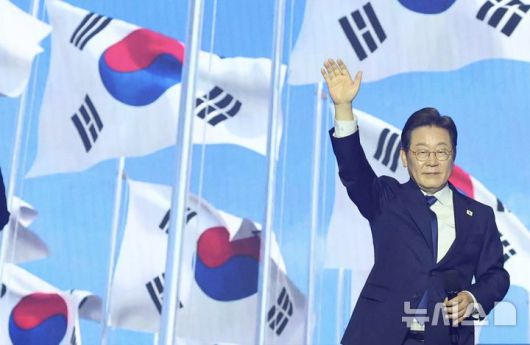 [고양=뉴시스] 조성우 기자 = 27일 경기도 고양시 킨텍스에서 열린 더불어민주당 제21대 대통령 선거 후보자 선출을 위한 수도권·강원·제주 합동연설회에서 이재명 후보가 대선후보로 선출된 후 수락연설을 하기 전 손을 들어 인사하고 있다. (공동취재) 2025.04.27. photo@newsis.com