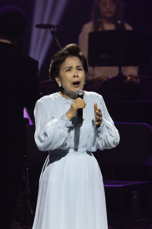 [서울=뉴시스] 조수정 기자 = '엘레지의 여왕' 국민가수 이미자가 26일 서울 세종문화회관 대극장에서 '전통가요 헌정 공연 <맥(脈)을 이음>'을 열고 열창하고 있다. (사진=쇼당이엔티 제공) 2025.04.27. photo@newsis.com *재판매 및 DB 금지