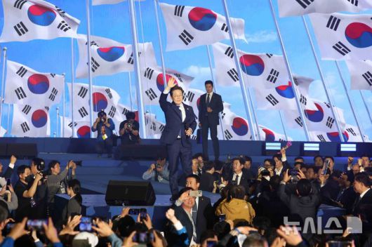 [고양=뉴시스] 조성우 기자 = 27일 경기도 고양시 킨텍스에서 열린 더불어민주당 제21대 대통령 선거 후보자 선출을 위한 수도권·강원·제주 합동연설회에서 이재명 후보가 대선후보로 선출된 후 수락연설을 하기 전 인사를 하고 있다. 2025.04.27. xconfind@newsis.com