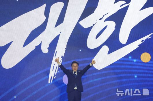 [고양=뉴시스] 조성우 기자 = 더불어민주당 제21대 대통령 선거 후보에 선출된 이재명 후보가 27일 경기도 고양시 킨텍스에서 열린 제21대 대통령 선거 후보자 선출을 위한 수도권·강원·제주 합동연설회에서 두 손을 들어 보이고 있다. 2025.04.27. xconfind@newsis.com