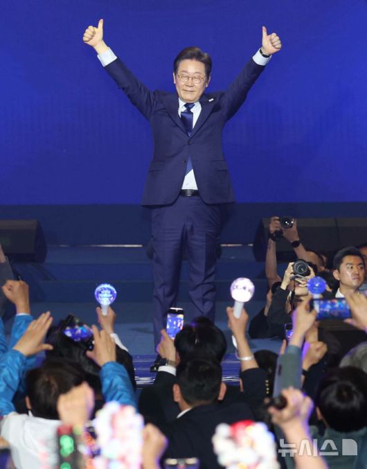 [고양=뉴시스] 조성우 기자 = 27일 경기도 고양시 킨텍스에서 열린 더불어민주당 제21대 대통령 선거 후보자 선출을 위한 수도권·강원·제주 합동연설회에서 이재명 후보가 대선후보로 선출된 후 수락연설을 하기 전 손을 들어 인사하고 있다. (공동취재) 2025.04.27. photo@newsis.com