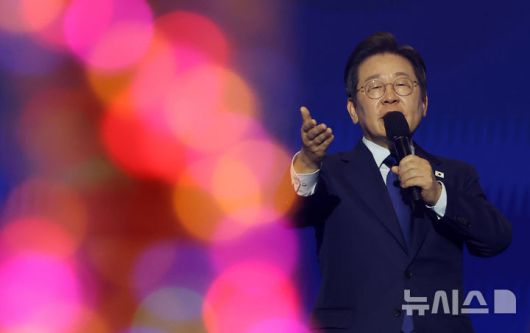 [고양=뉴시스] 조성우 기자 = 더불어민주당 제21대 대통령 선거 후보에 선출된 이재명 후보가 27일 경기도 고양시 킨텍스에서 열린 제21대 대통령 선거 후보자 선출을 위한 수도권·강원·제주 합동연설회에서 수락연설을 하고 있다. 2025.04.27. xconfind@newsis.com