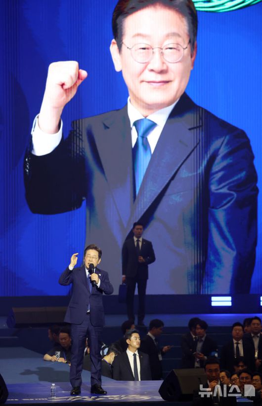 [고양=뉴시스] 조성우 기자 = 더불어민주당 제21대 대통령 선거 후보에 선출된 이재명 후보가 27일 경기도 고양시 킨텍스에서 열린 제21대 대통령 선거 후보자 선출을 위한 수도권·강원·제주 합동연설회에서 수락연설을 하고 있다. 2025.04.27. xconfind@newsis.com