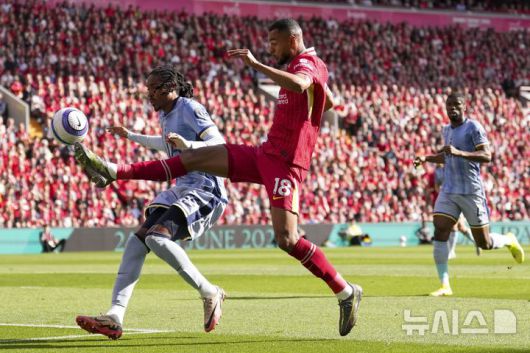 [리버풀=AP/뉴시스] 리버풀의 코디 각포가 27일(현지 시간) 영국 리버풀의 안필드에서 열린 2024-25 프리미어리그 34라운드 토트넘 홋스퍼와의 경기에서 볼다툼을 하고 있다. 리버풀은 손흥민이 부상으로 빠진 토트넘에 5-1로 승리하고 남은 경기 결과에 상관없이 우승을 확정했다. 2025.04.28.