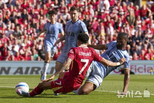 [리버풀=AP/뉴시스] 리버풀의 루이스 디아즈가 27일(현지 시간) 영국 리버풀의 안필드에서 열린 2024-25 프리미어리그 34라운드 토트넘 홋스퍼와의 경기에서 팀의 첫 번째 골을 넣고 있다. 리버풀은 손흥민이 부상으로 빠진 토트넘에 5-1로 승리하고 남은 경기 결과에 상관없이 우승을 확정했다. 2025.04.28.