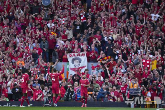 [리버풀=AP/뉴시스] 리버풀의 모하메드 살라(가운데)가 27일(현지 시간) 영국 리버풀의 안필드에서 열린 2024-25 프리미어리그 34라운드 토트넘 홋스퍼와의 경기 후반 18분 팀의 4번재 골을 넣고 환호하는 팬들과 함께 기뻐하고 있다. 리버풀은 손흥민이 부상으로 빠진 토트넘에 5-1로 승리하고 남은 경기 결과에 상관없이 우승을 확정했다. 2025.04.28.